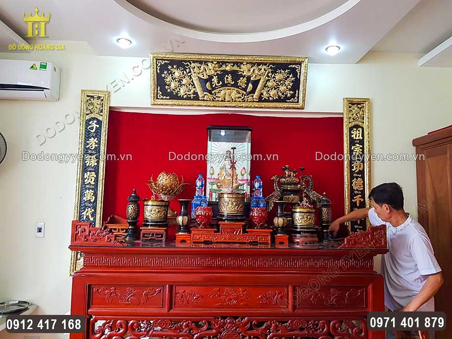 Gia chủ n&ecirc;n chọn vị tr&iacute; treo vật phẩm sao cho c&acirc;n đối, h&agrave;i h&ograve;a